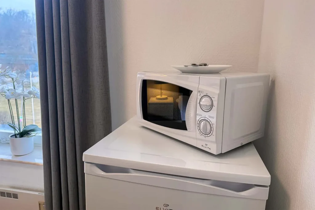 Kylskåp med mikro ovanpå