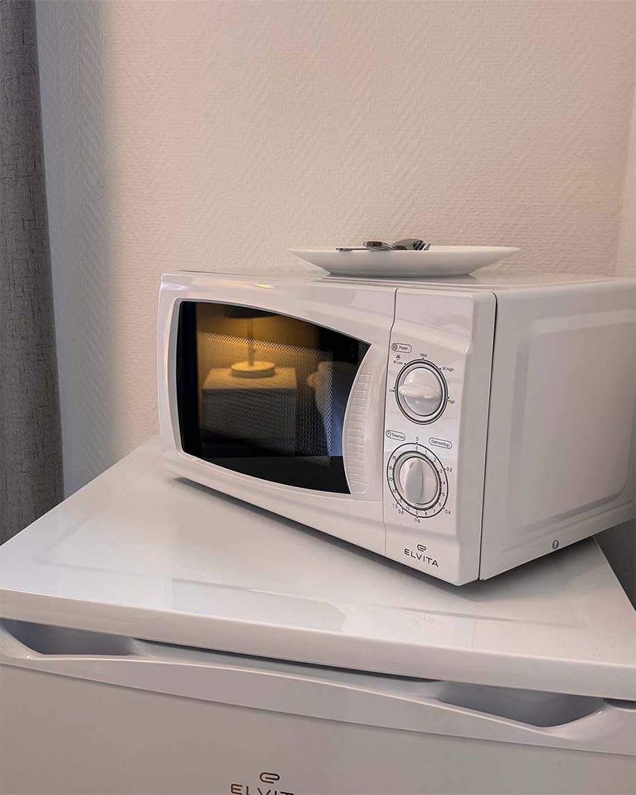 Kylskåp med mikro ovanpå